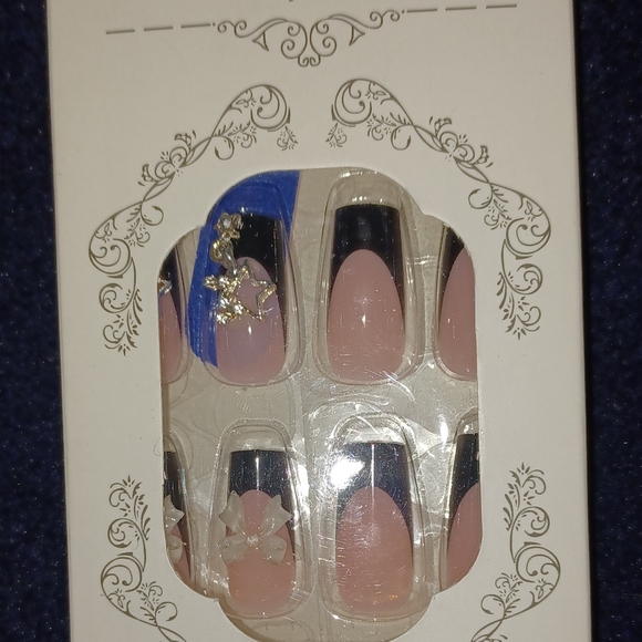 Press-On Artificial Nails with Black Accent and Star Charm Design - Picture 4 of 4